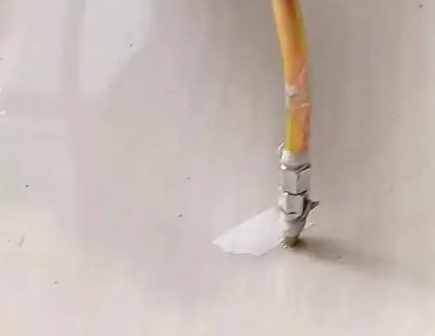 安定瓷砖空鼓维修公司专业解答在瓷砖铺贴过程中，如果使用的砂料过粗（如全部使用了粗砂），可能会导致以下问题